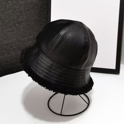 Μοντέρνο γυναικείο καπέλο από οικολογικό δέρμα με απαλή επένδυση