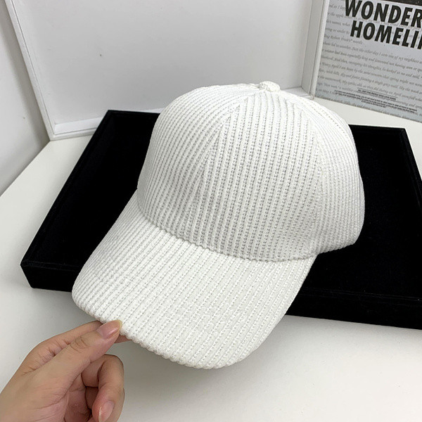 Új modell női téli sapka pehelypomponnal