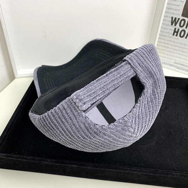 Új modell női téli sapka pehelypomponnal