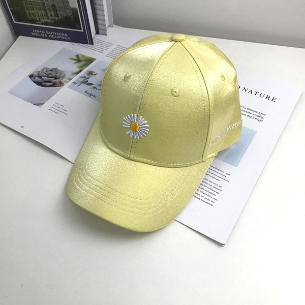 Új modell női sapka - napellenzővel és hímzéssel