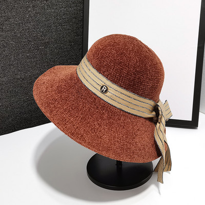 Κομψό γυναικείο καπέλο με περιθώριο και κορδέλα