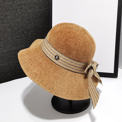 Κομψό γυναικείο καπέλο με περιθώριο και κορδέλα