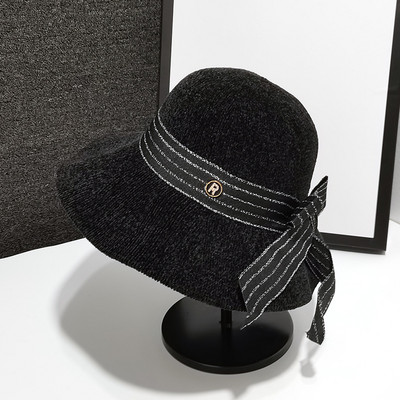 Κομψό γυναικείο καπέλο με περιθώριο και κορδέλα