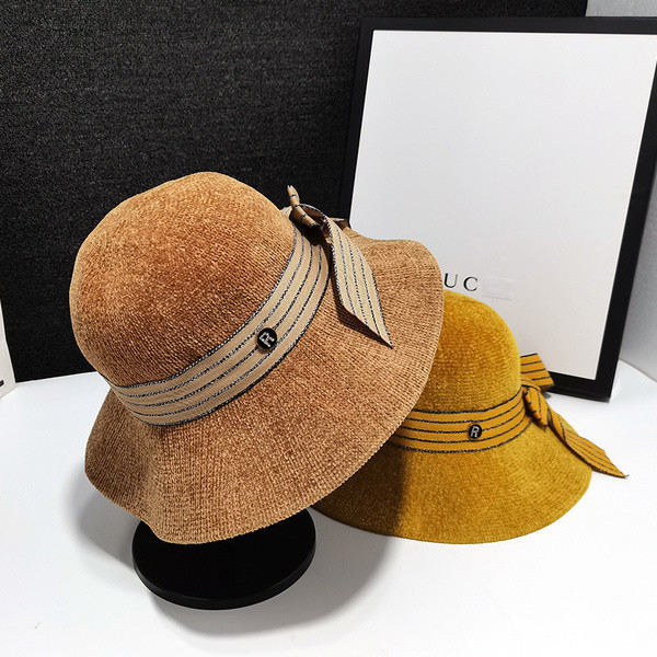 Κομψό γυναικείο καπέλο με περιθώριο και κορδέλα