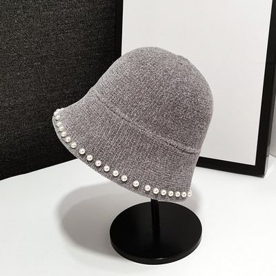 Női téli sapka sima modell gyöngyökkel