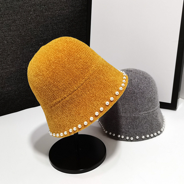 Női téli sapka sima modell gyöngyökkel