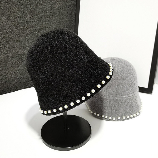Női téli sapka sima modell gyöngyökkel