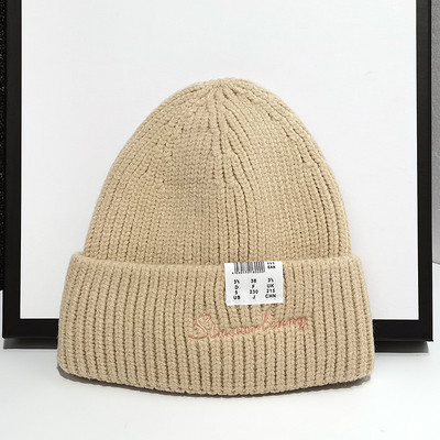 Μοντέρνο πλεκτό καπέλο με επιγραφή