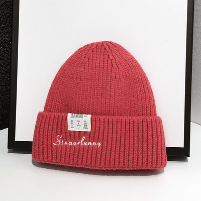 Μοντέρνο πλεκτό καπέλο με επιγραφή