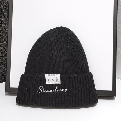 Μοντέρνο πλεκτό καπέλο με επιγραφή