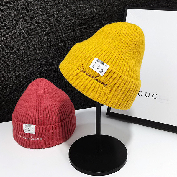 Μοντέρνο πλεκτό καπέλο με επιγραφή