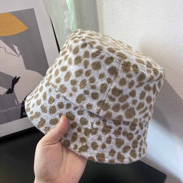 Alkalmi női gyapjúkalap leopárd mintával