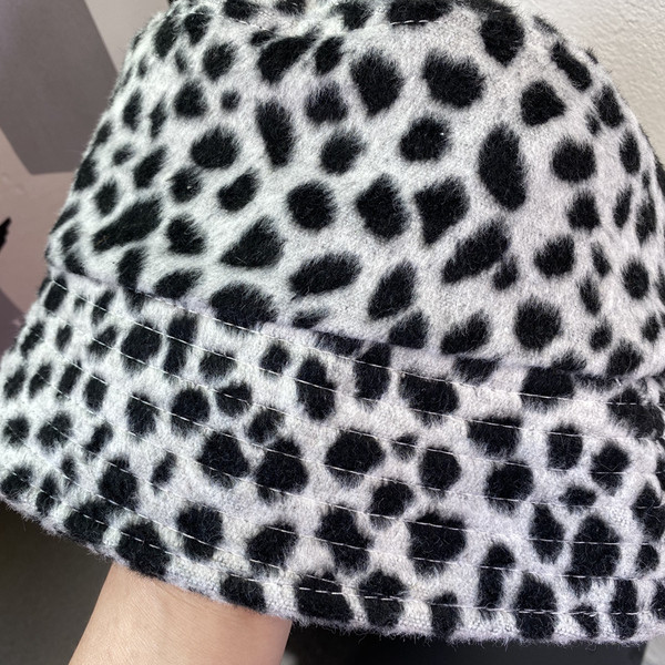 Alkalmi női gyapjúkalap leopárd mintával