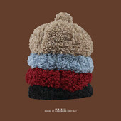 Molyhos téli sapka pomponnal