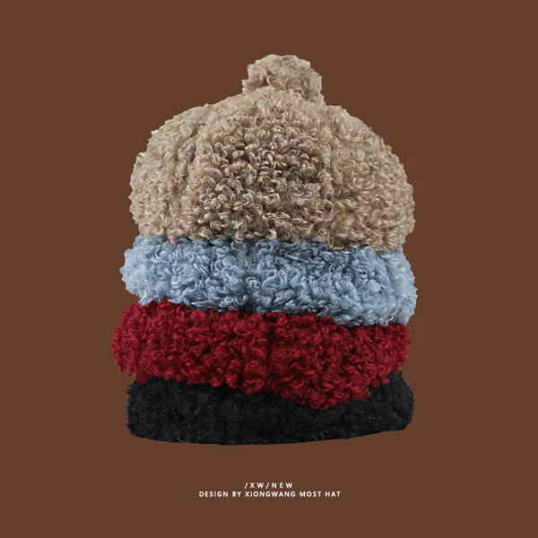 Molyhos téli sapka pomponnal