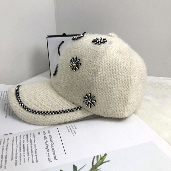 Modern női sapka kövekkel több színben