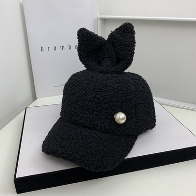 Μοντέρνο γυναικείο καπέλο με πέρλες και τρισδιάστατο στοιχείο