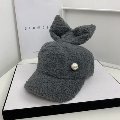 Μοντέρνο γυναικείο καπέλο με πέρλες και τρισδιάστατο στοιχείο