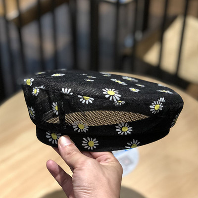 Női barett típusú sapka százszorszépekkel