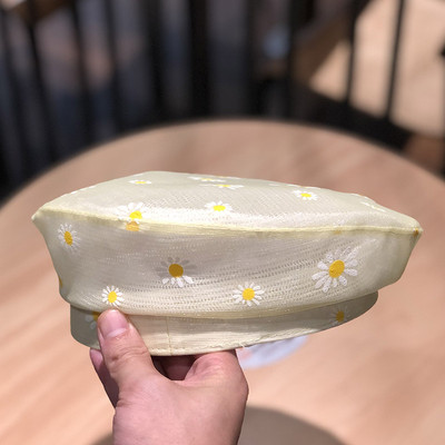 Női barett típusú sapka százszorszépekkel