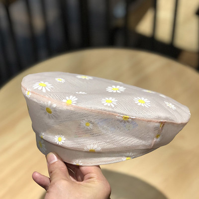 Női barett típusú sapka százszorszépekkel