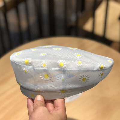 Női barett típusú sapka százszorszépekkel