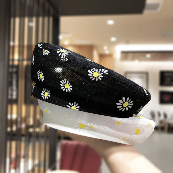 Női barett típusú sapka százszorszépekkel