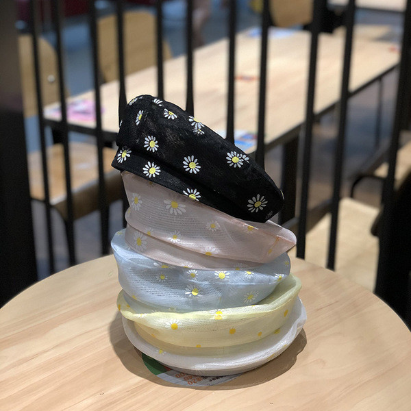 Női barett típusú sapka százszorszépekkel