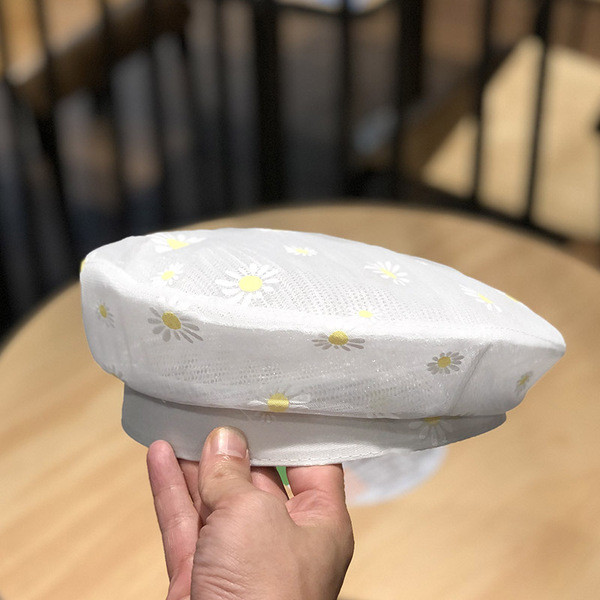 Női barett típusú sapka százszorszépekkel