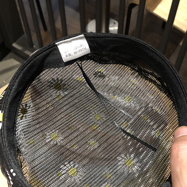 Női barett típusú sapka százszorszépekkel