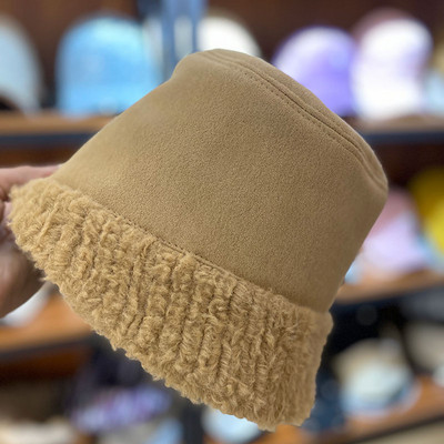 Γυναικείο casual χειμερινό καπέλο σε μπεζ και μαύρο χρώμα