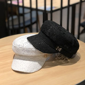 Stílusos női sapka napellenzővel és fém elemmel