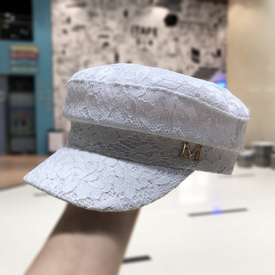 Stílusos női sapka napellenzővel és fém elemmel