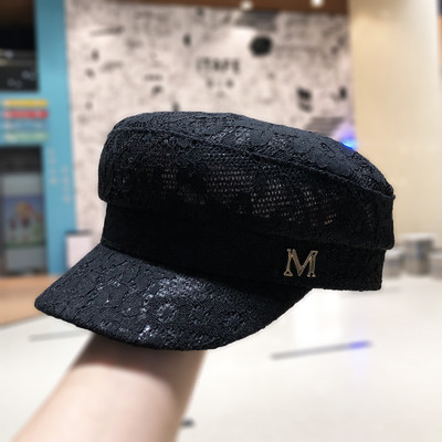 Stílusos női sapka napellenzővel és fém elemmel