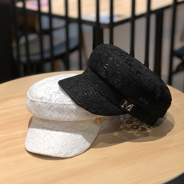 Stílusos női sapka napellenzővel és fém elemmel