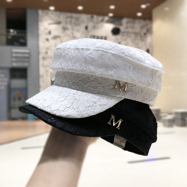 Stílusos női sapka napellenzővel és fém elemmel