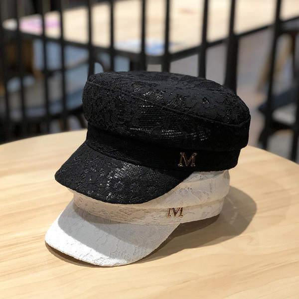 Stílusos női sapka napellenzővel és fém elemmel