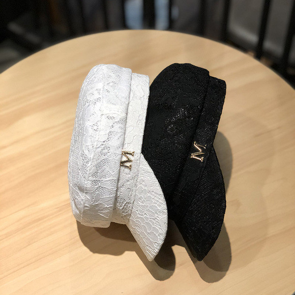 Stílusos női sapka napellenzővel és fém elemmel