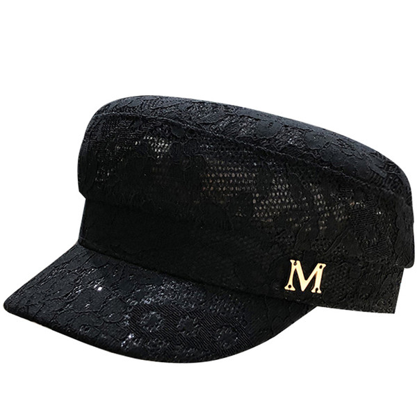 Stílusos női sapka napellenzővel és fém elemmel