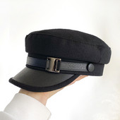 Alkalmi női sapka fém csattal és műbőrrel