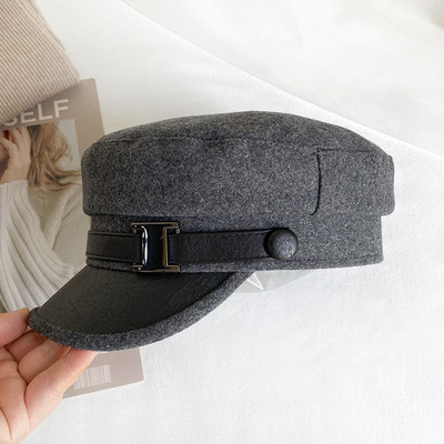 Alkalmi női sapka fém csattal és műbőrrel