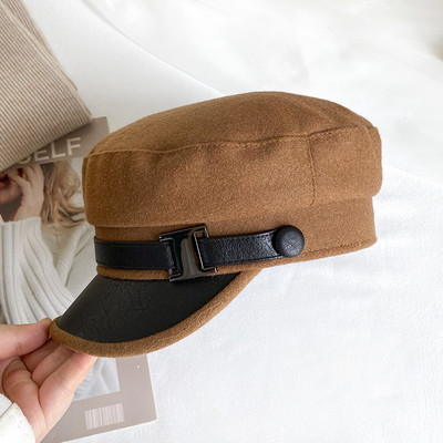 Alkalmi női sapka fém csattal és műbőrrel