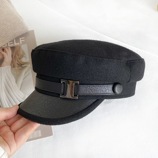 Alkalmi női sapka fém csattal és műbőrrel