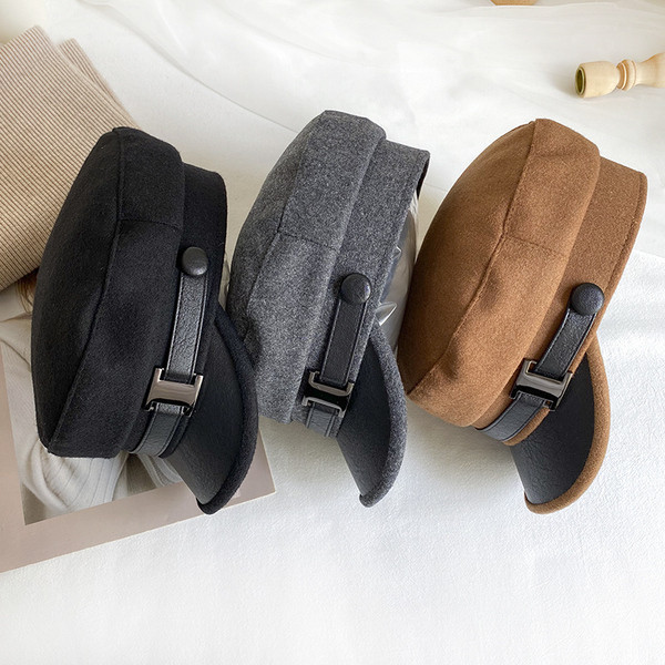 Alkalmi női sapka fém csattal és műbőrrel