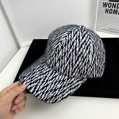 Új modell téli sapka tollal és napellenzővel nőknek