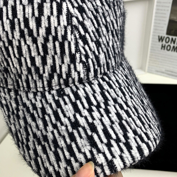 Új modell téli sapka tollal és napellenzővel nőknek