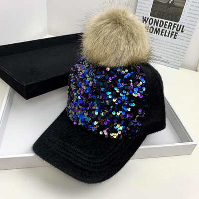 Új modell női sapka napellenzővel és flitterekkel