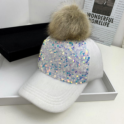 Új modell női sapka napellenzővel és flitterekkel