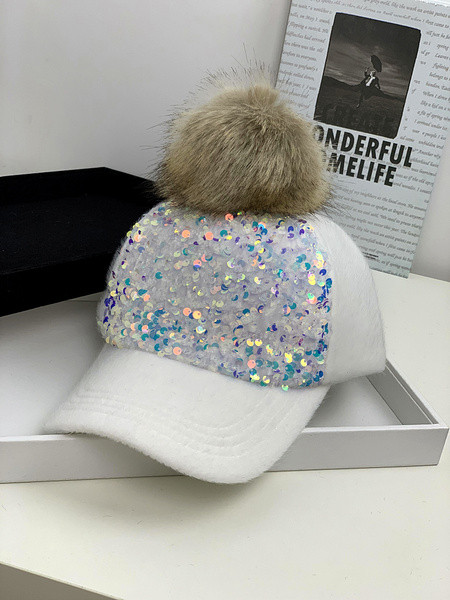 Új modell női sapka napellenzővel és flitterekkel