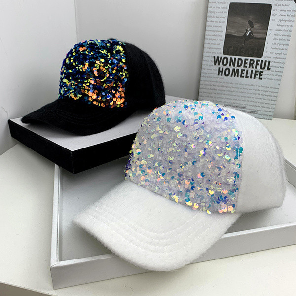 Új modell női sapka napellenzővel és flitterekkel